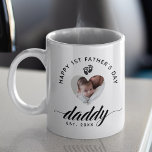 Caneca De Café Pai Script Happy First Dia de os pais Heart Photo<br><div class="desc">Deseje ao seu novo papai um feliz primeiro Dia de os pais com este roteiro especial e memorável de pai primeiro caneta fotográfica de Dia de os pais. O design apresenta um design de tipografia moderna com "pai" com a "Dia de os pais Feliz de 1rua" e uma fotografia personalizada...</div>