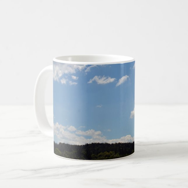 Caneca De Café Paisagem com colinas verdes, árvores e nuvens (Frente Esquerda)