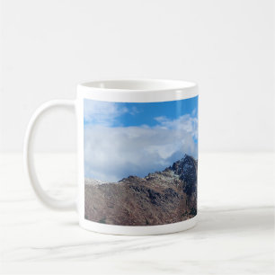 Caneca De Café Paisagem montanhosa nítida com céu azul