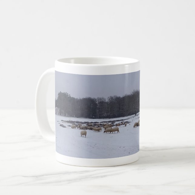 Caneca De Café Paisagem Panorâmica da Neve com Mug de Café Ovino (Frente Esquerda)