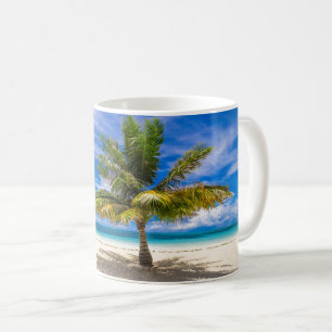 Caneca De Café Palm na praia branca da areia