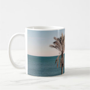Caneca De Café Palmeira na praia pela manhã