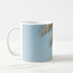 Caneca De Café Palmeira verde sob céu azul pela manhã