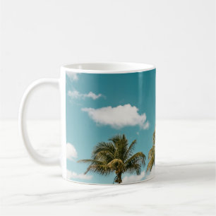 Caneca De Café Palmeira verde sob céu azul pela manhã