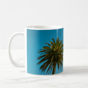 Caneca De Café Palmeira verde sob céu azul pela manhã