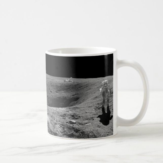 Caneca De Café Panorama do astronauta de Apollo 16 na lua (Direita)