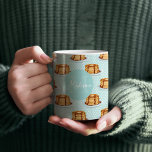 Caneca De Café Panquecas com Xarope de Maple e Padrão Polkadot<br><div class="desc">Um padrão delicioso de pilhas de panquecas em placas, cobertas de xarope de bordo e cercadas em polkadots. A cor de fundo é um verde-minúsculo agradável! Este padrão de panquecas divertido e saboroso é uma ideia de presente de excelente para comidas e amantes de panquecas. Esta caneca é ainda mais...</div>