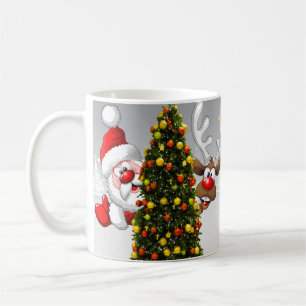 Caneca De Café Papai Noel e renas atrás de uma árvore de natal.j