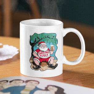 Caneca De Café Papais noeis Festivos Aproveitando Cerveja Sob Árv
