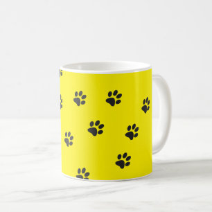 Caneca De Café Pás de gato preto sobre fundo amarelo