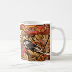 Caneca De Café Pássaro do Chickadee nas folhas de outono