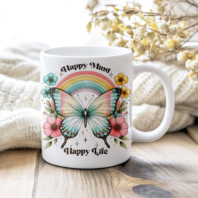 Caneca De Café Pastel Hippie "Feliz Mente Feliz Vida" (Pastel Hippie "Happy Mind Happy Life" Coffee Mug on a neutral cozy wooden table.)