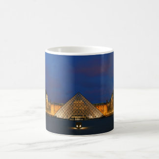 Caneca De Café Pátio do museu do Louvre e de sua pirâmide