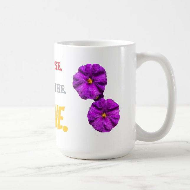 Caneca De Café PAUSE. BREATHE. SHINE. Hummingbird Purple Flowers (Direita)