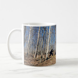 Caneca De Café Pé Grande Caminhando na Floresta