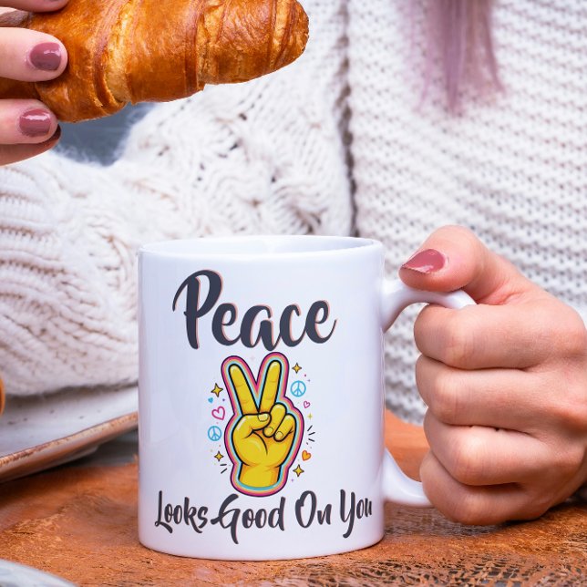 Caneca De Café Peace Looks Good on You – Positive Vibes Graphic (Criador carregado)
