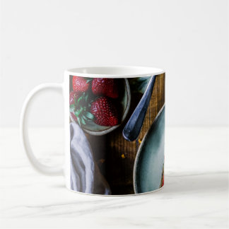 CANECA DE CAFÉ PEÇA DE BOLO SERVIDA NA PLACA CERÂMICA DE CINZA RO