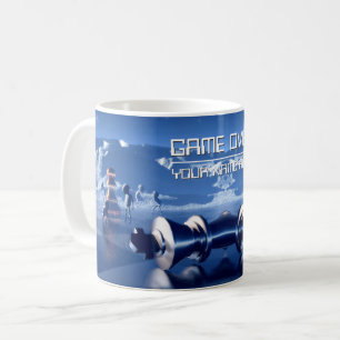 Caneca De Café Pedaços de xadrez na paisagem planetária. Texto pe
