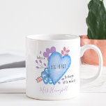 Caneca De Café Pega um rabisco personalizado com uma citação card<br><div class="desc">Caneca personalizada para seu professor favorito! Este design de aquarela bonitinho tem um grande coração com flores de pop de arte de rabisco em tons de azul lilás e rosa. A citação do professor diz "é preciso um grande coração para moldar mentes pequenas" e você pode adicionar o nome do...</div>