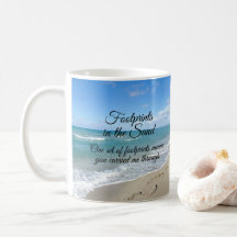 Pegadas no cristão inspirador de areia