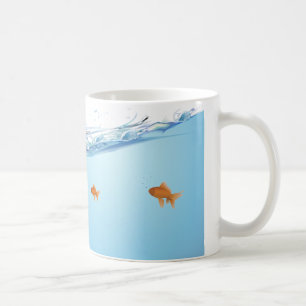 Caneca De Café Peixe dourado sob o aquário da água