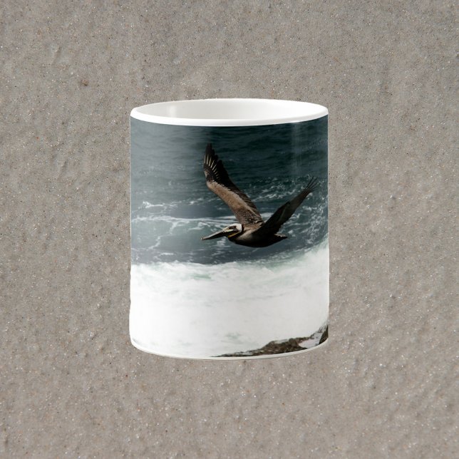Caneca De Café Pelican voando sobre rochas e fotografia oceânica (A mug with a photograph of a flying pelican over the Pacific ocean)