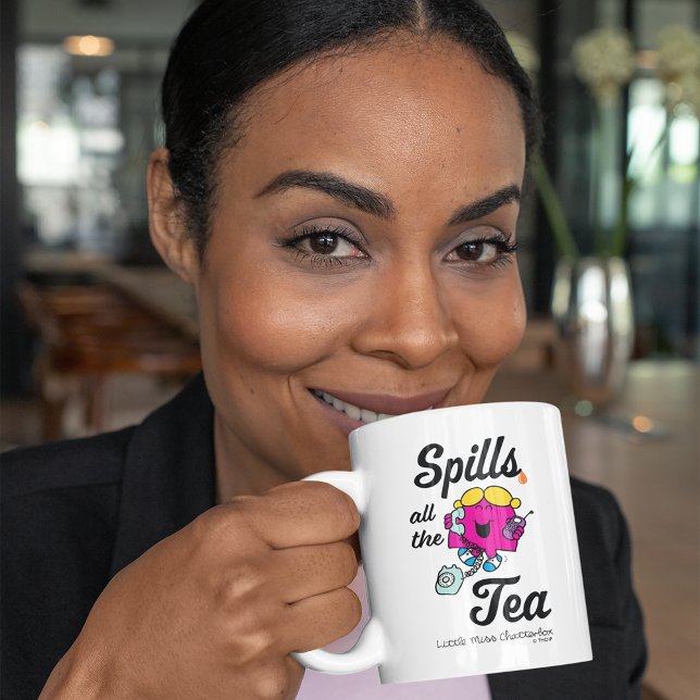 Caneca De Café Pequena Senhorita Chatterbox Derramares Todo O Chá (Person drinking from mug)