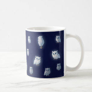Caneca De Café Pequenas corujas brancas em um fundo azul escuro 