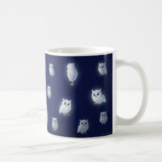 Caneca De Café Pequenas corujas brancas em um fundo azul escuro 