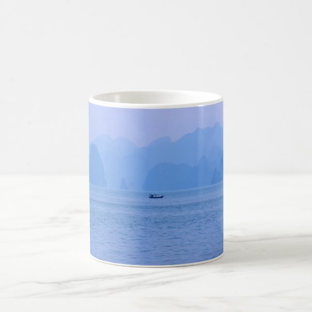 Caneca De Café Pequeno barco de pesca em Ha Long Bay - Vietname,  (Centro)