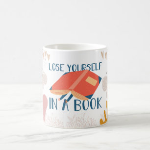 Caneca De Café perca-se num livro