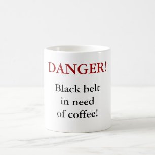 Caneca De Café PERIGO! Cinturão negro com necessidade do café!
