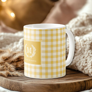 Caneca De Café Personalização do Monograma de Gingham Amarelo