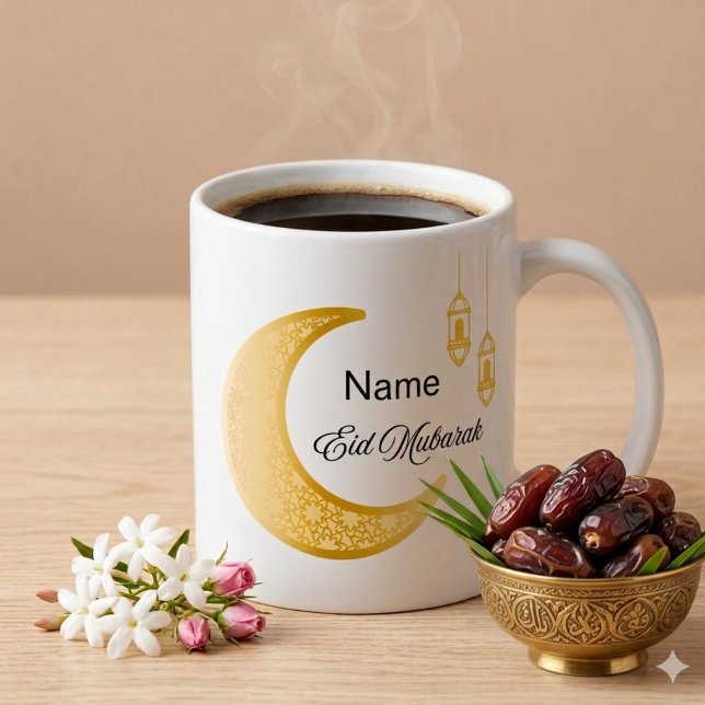 Caneca de Café Personalizada Crescente Lua Eid Mub (White ceramic mug with black coffee, featuring a golden crescent moon and lanterns)