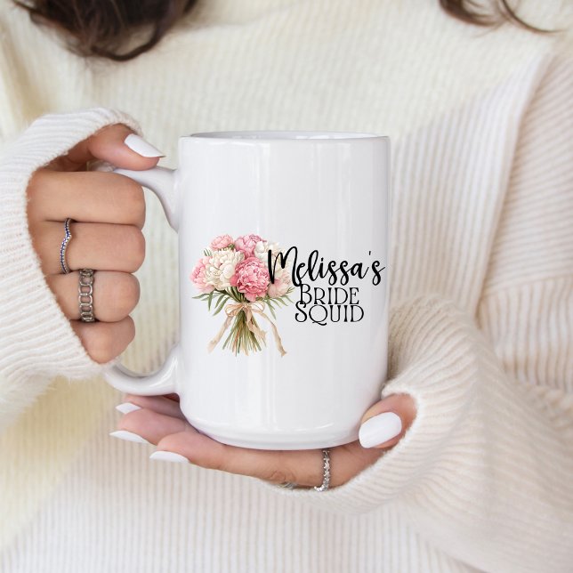 Caneca de Café Personalizada da Equipe da Noiva (Personalize this cute bride squad coffee mug and send to your bridesmaids. )