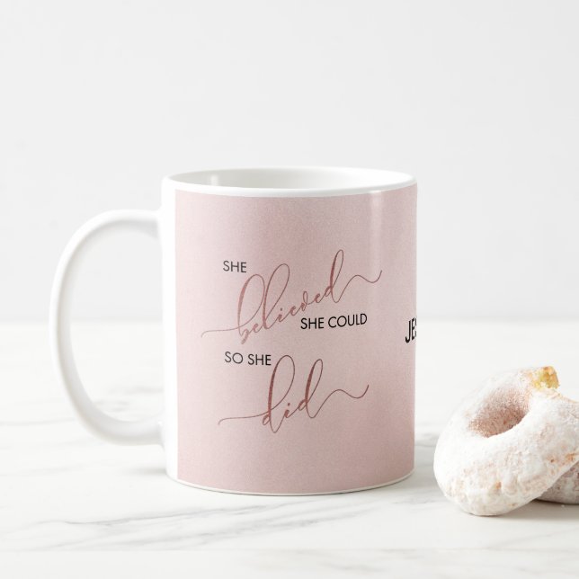 Caneca De Café Personalizada Ela Acreditava Que Podia Rosa Dourad (Com Donut)