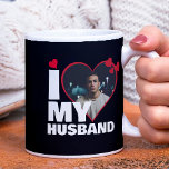 Caneca De Café Personalizado Eu Amo Minha Foto De Coração Do Mari<br><div class="desc">Personalizada Uma de uma espécie de caneca fotográfica do Ricaso - Design de modelo de fotografia do coração do amor - simplesmente adicione sua própria fotografia a esta caneca de café personalizada do excelente com negrito EU AMO MEU MARIDO (insira seu próprio texto ou deixe como está) ... fácil de...</div>