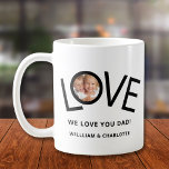 Caneca De Café Personalizado Nós o amamos Foto do Pai<br><div class="desc">Este "Nós Amo-Te Pai!" Mug é decorado com a palavra LOVE em tipografia negra em fundo branco. Facilmente personalizável com sua foto e seu nome. Perfeito como presente de Dia de os pais.</div>
