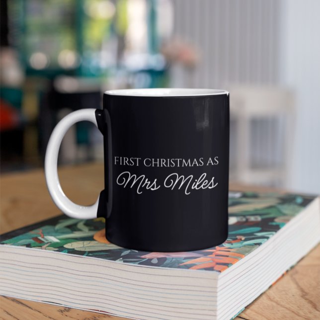 Caneca De Café Personalizado "Primeiro Natal como Sra." Apelido (Personalized 'First Christmas as a Mrs.' Surname Coffee Mug)