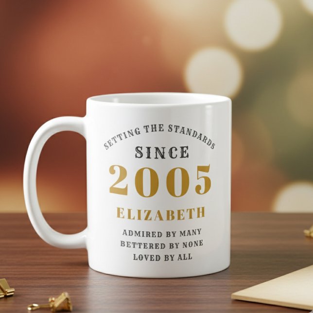 Caneca De Café Personalized 21st Birthday 2005 Add Name Elegant (Born 2005 birthday gift mug. Blurred background, dark wood desk.)