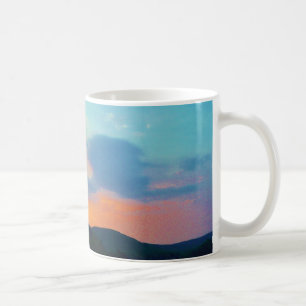 Caneca De Café Pêssego e Sunset Azul no lago de montanha