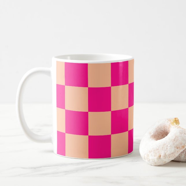 Caneca De Café Pêssego rosa-quente dos quadrados verificados retr (Com Donut)