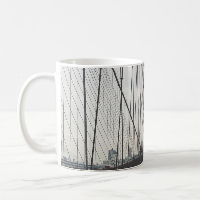 CANECA DE CAFÉ PESSOA CORRENDO NA PONTE (Esquerda)