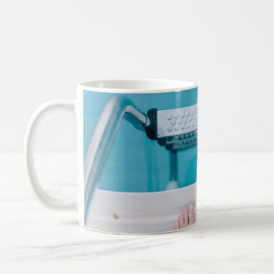 Caneca De Café Pessoa de pé na escada da piscina de natação
