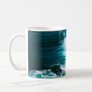 Caneca De Café Pessoa no surfboard com ondas oceânicas