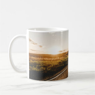Caneca De Café Pessoa que corre na estrada pela manhã