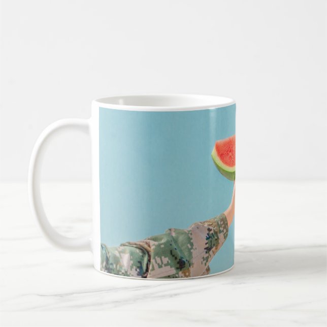 Caneca De Café Pessoa que segura melancia fatiada (Esquerda)