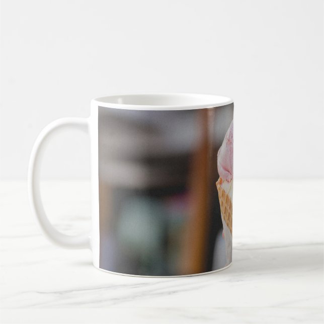 Caneca De Café Pessoa que segura sorvete de morango (Esquerda)
