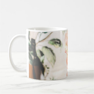 Caneca De Café Pessoa que segura um cone de sorvete com três sabo