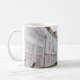CANECA DE CAFÉ PESSOAS CAMINHANDO EM SIDEWALK AO LADO DO EDIFÍCIO